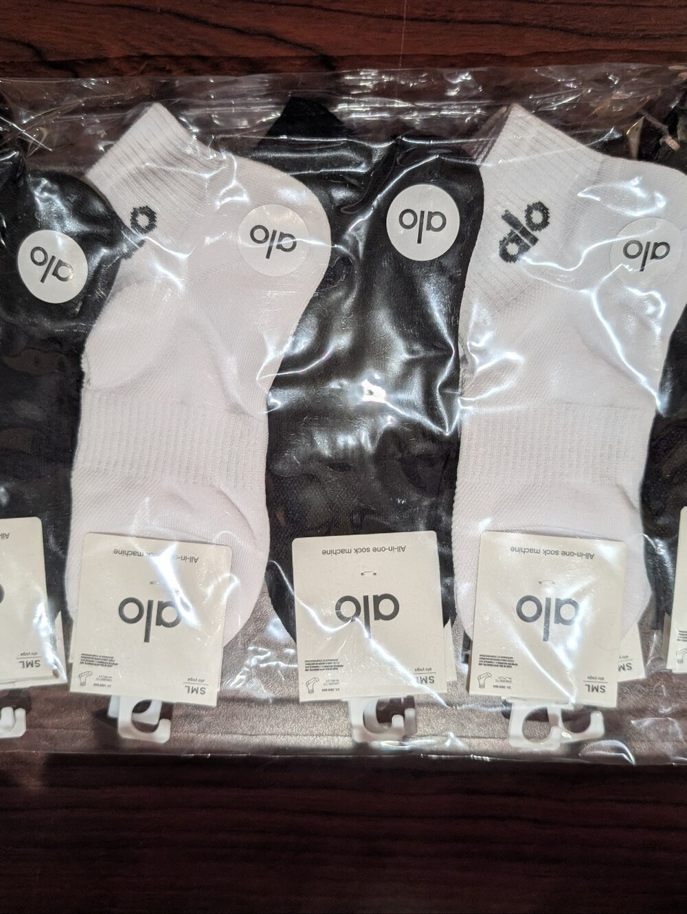ALO Yoga Low-Cut Athletic Socks - Black & White Pack